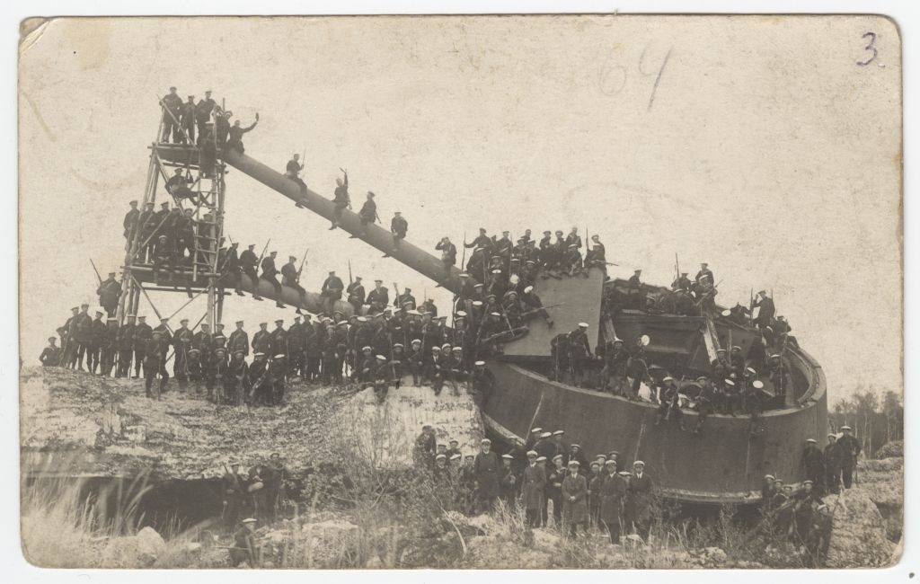 Naissaare Marines on the crushed shore guard battery artillery