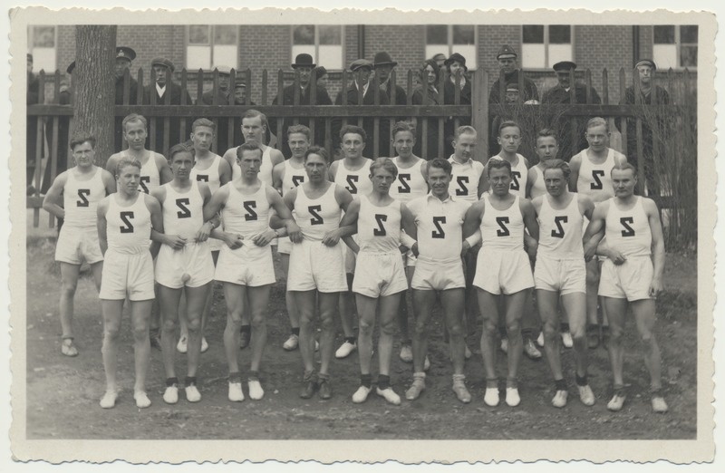 foto, Viljandi, Uueveski tee 1, Koolipark, spordiklubi Sakala I ja II meeskond (I r par 1. Valter Kalam), läbi linna teatejooks 01.05.1935, foto E. Rang