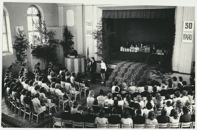 foto Viljandi I Keskkool, Jakobsoni tn 42, lõpuaktus, viimane vanas majas, juuni 1975 foto E. Veliste  duplicate photo
