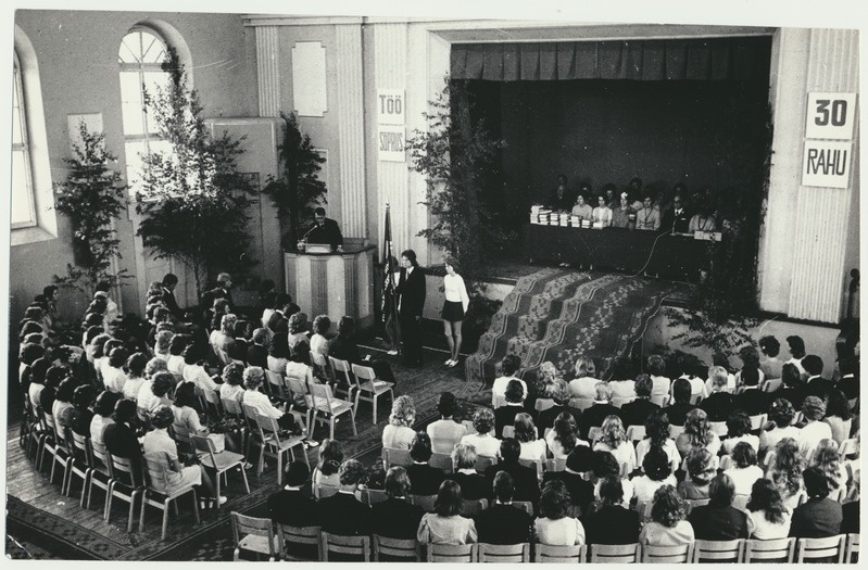 foto Viljandi I Keskkool, Jakobsoni tn 42, lõpuaktus, viimane vanas majas, juuni 1975 foto E. Veliste