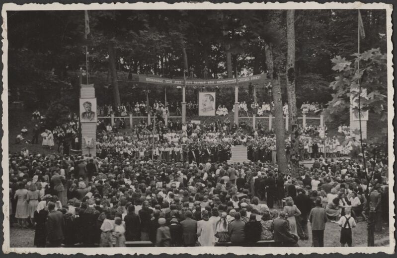fotopostkaart, Viljandi, Viljandimaa laulupidu, publik, koorid, orkester, Stalini portree, 1947