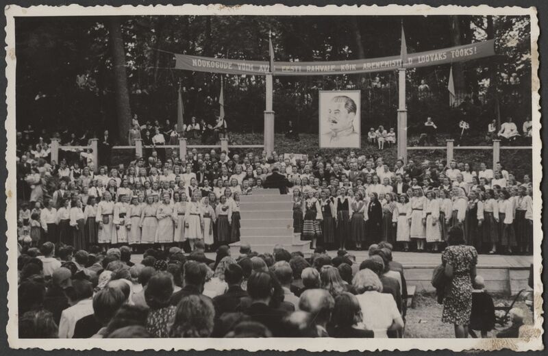 fotopostkaart, Viljandi, Viljandimaa laulupidu, publik, lauljad, Stalini portree, loosungid, 1947