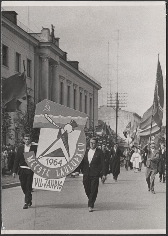 foto, Viljandi, Tallinna tn 5 (kultuurimaja), Meeste laulupäev, rongkäigu algus, 1964