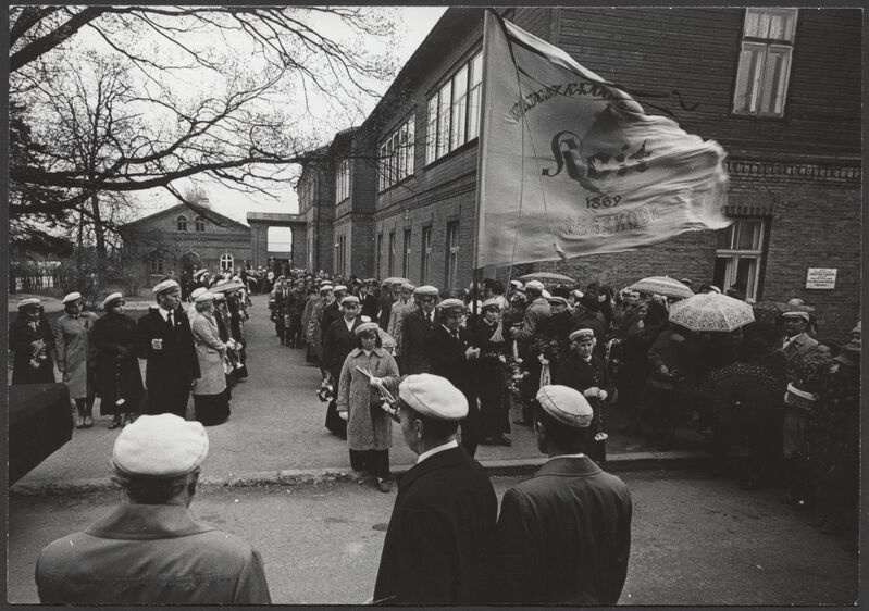 foto, Viljandi, Jakobsoni tn 42, segakoor Koit dirigendi Paul Krigul'i matus, matuselised, 16.05.1980, foto E. Veliste