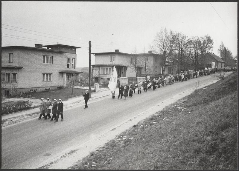 foto, Viljandi, Jakobsoni tn, segakoor Koit dirigendi Paul Krigul'i matus, matuserong, 16.05.1980, foto E. Veliste