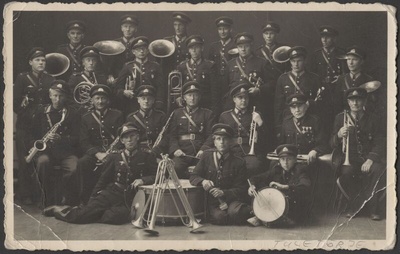 fotopostkaart, Viljandi, tuletõrje orkester, 22 vormis pilliga meest, u 1938  duplicate photo