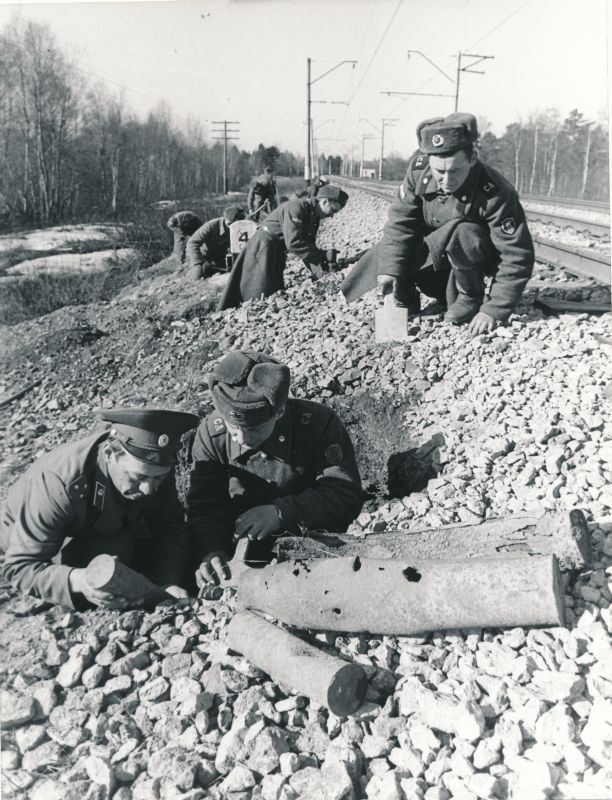 Photo. At the Saue-Valingu railway track, more than 600 storms, mines and granates were damaged. This war-time war ammunition had been landed for 37 years.