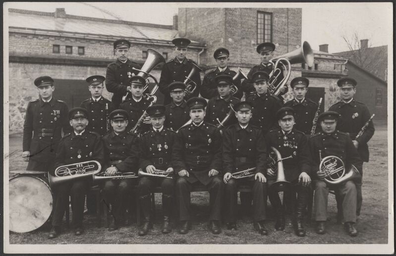 fotopostkaart, Viljandi, tuletõrjeühingu õu, tuletõrje orkester, 19 vormis pillidega meest,  25.07.1933