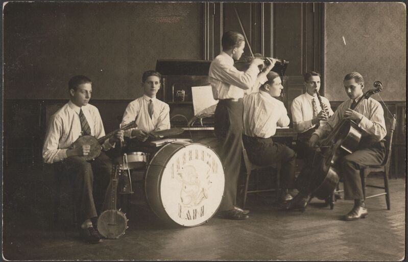 fotopostkaart, Viljandi, John Pori (Porisammul) orkester, J. Pori vasakult esimene, u 1925, foto A. Järvekülg