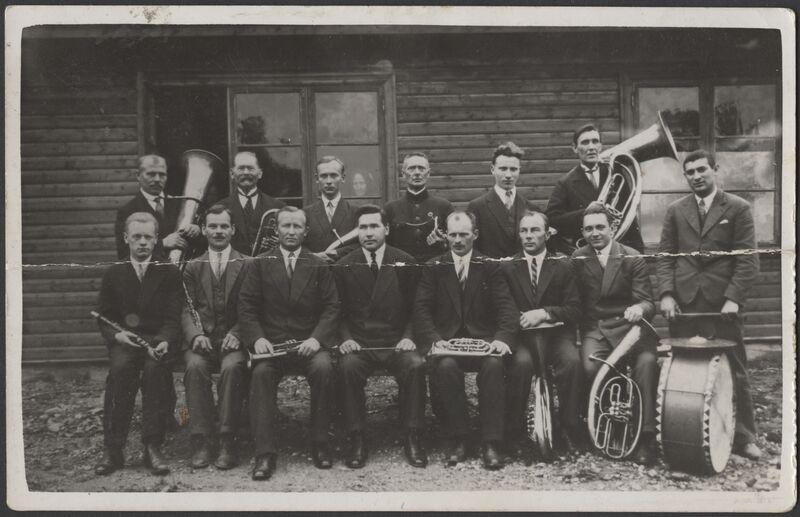 fotopostkaart, Viljandi tuletõrje orkester, dirigent A. Pung, 13 pillidega meest, Kaavere uue tuletõrje maja õnnistamine Võisikus, 23.08.1931