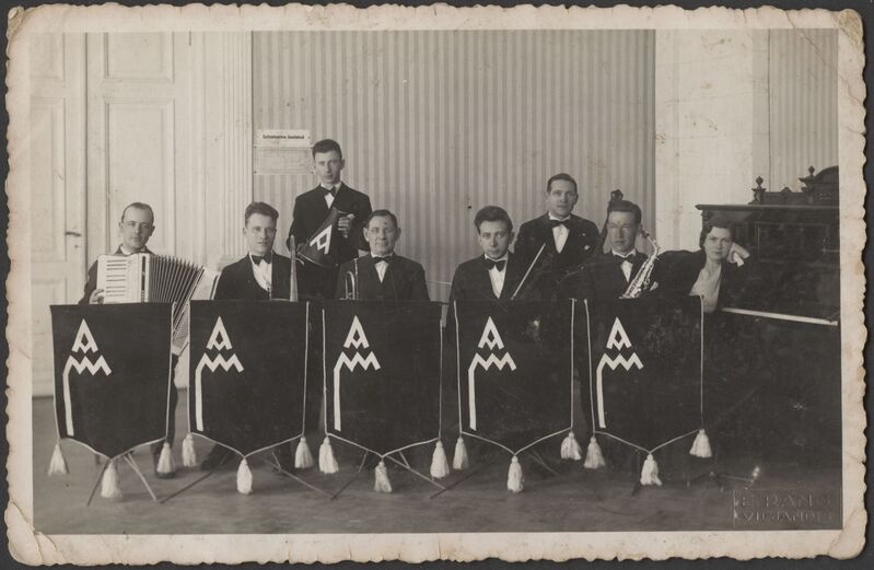 fotopostkaart, Viljandi, džässansambel Akkord (juht Oja vasakult viies), u 1936-1937, foto E. Rang