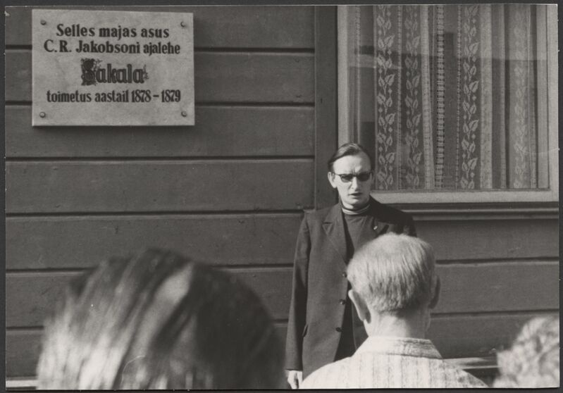 foto, Viljandi, Tartu tn 4, ajaleht Sakala I toimetuse maja, mälestustahvli avamine, kõneleb 
 ENSV LK seltsi aseesimees Jaan Eilart, 25.07.1971