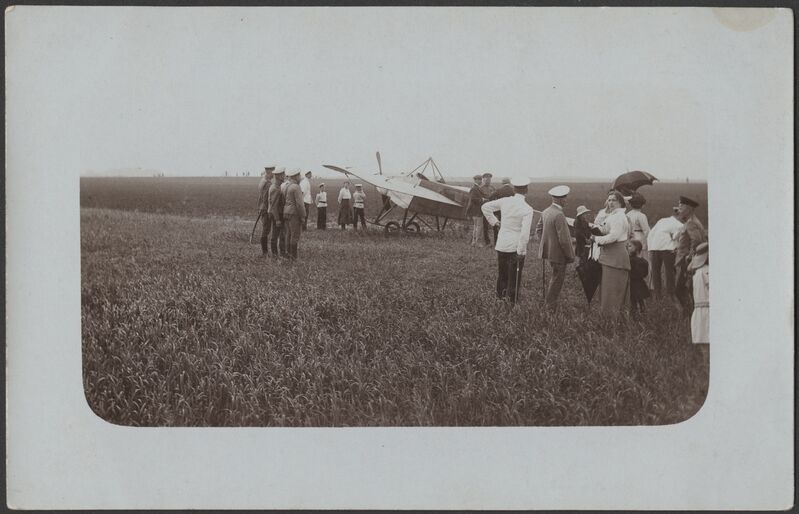 fotopostkaart, Viljandi, Peetrimõisa, esimene lennuk Viljandis vene sõjaväelastega, juuli 1914, foto J. Rist?