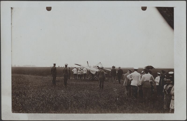fotopostkaart, Viljandi, Peetrimõisa, esimene lennuk Viljandis vene sõjaväelastega, juuli 1914, foto J. Rist?