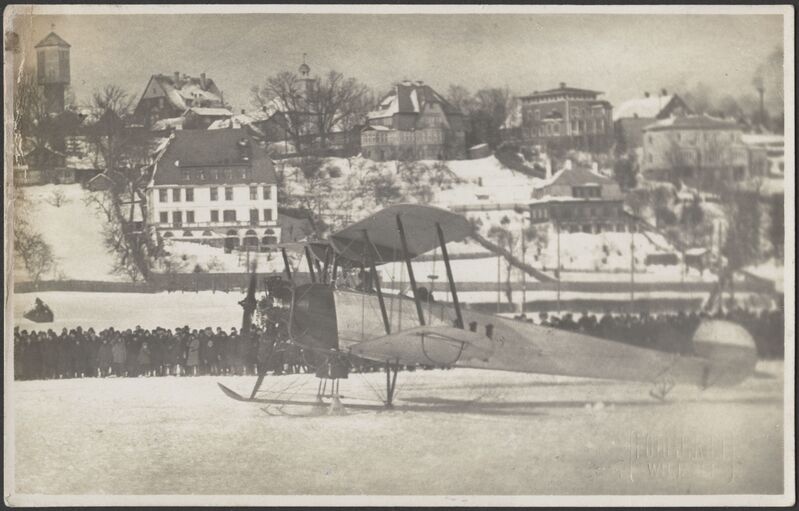 fotopostkaart, Viljandi, sõjaväelennuk järve peal, inimesed, hooned mäeveerul, talv 1931 (aasta algus), foto J. Riet