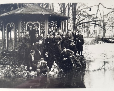 foto,Vahi kodumajanduskoolis 1920-ndail a., pildil ka Anete Tohvelman Lõõlast rephoto