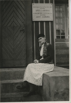 Anni Laipman A. Laikmaa talumuuseumi trepil Taeblas, 1959.  similar photo
