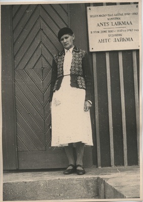 Laikmaa, A. - biograafia - Anni Laipman A. Laikmaa talumuuseumi trepil, 1959.  similar photo