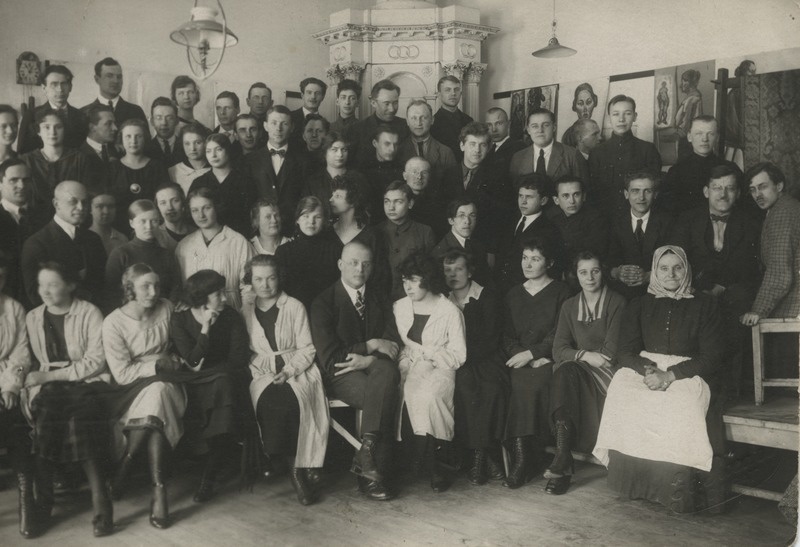Kunstikooli "Pallas" õppejõude ja õpilasi Kaluri tn. koolimajas (kuni 1923. a. kevadeni)