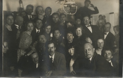 Õppejõude ja õpilasi (Kaluri tänaval) ~1921.  duplicate photo