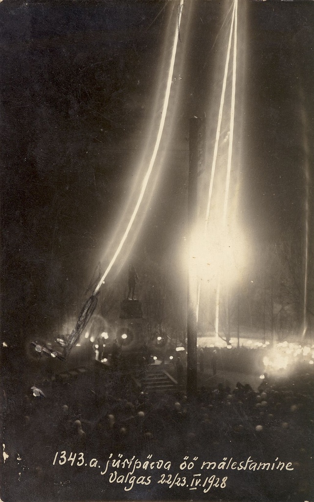 Jüriöö mälestamise ilutulestik linnapargis Vabadussõja mälestussamba juures