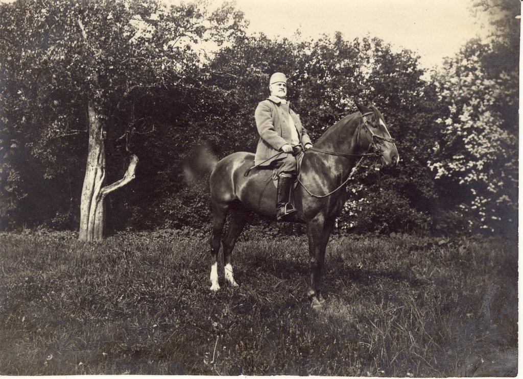 Sangaste krahv Friedrich Berg ratsutamas
