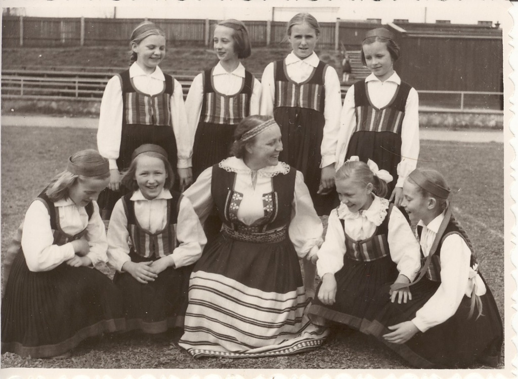 Valga I Keskkooli rahvatantsijad. Keskel Minni Vähi