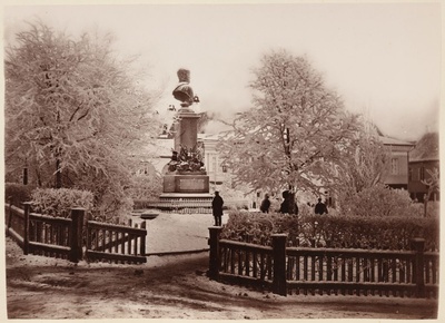 Barclay square and monument in winter from the crossroads of the University and Vallikraav Street  duplicate photo