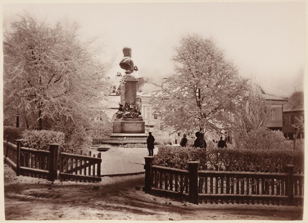 Barclay square and monument in winter from the crossroads of the University and Vallikraav Street