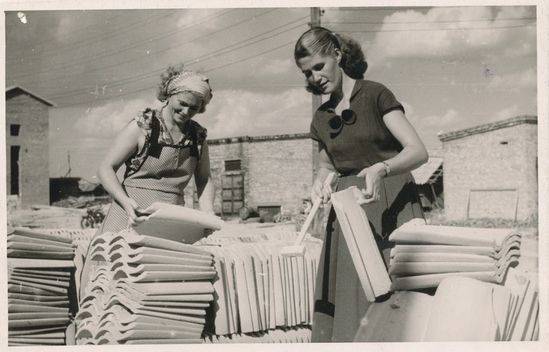 Elma Malleus ja Veera Jorro, tellisetehase "Võrukivi" prakeerijad katusekivi kvaliteeti kontrollimas