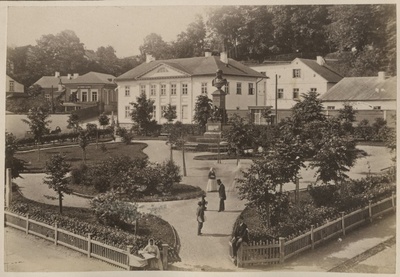 Barclay plates and monument  duplicate photo