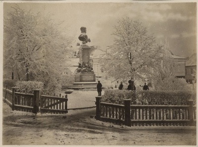 Barclay square and monument in winter from the crossroads of the University and Vallikraav Street  duplicate photo