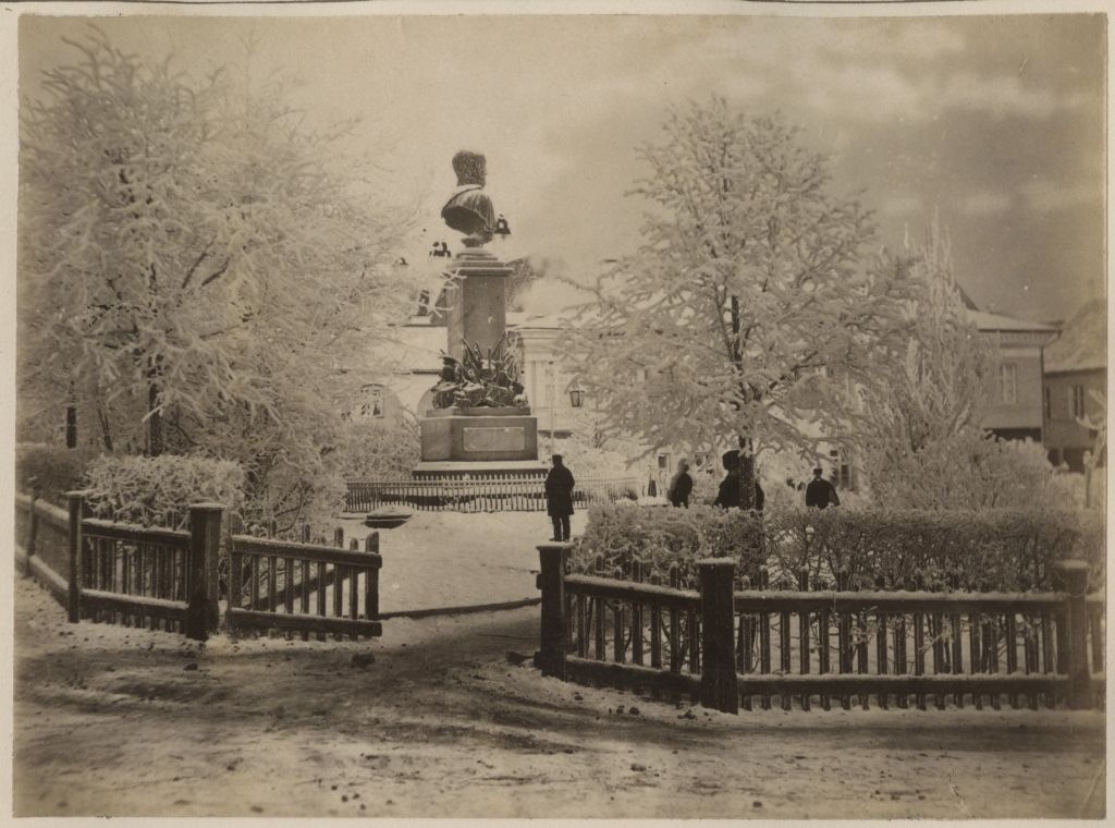Barclay square and monument in winter from the crossroads of the University and Vallikraav Street