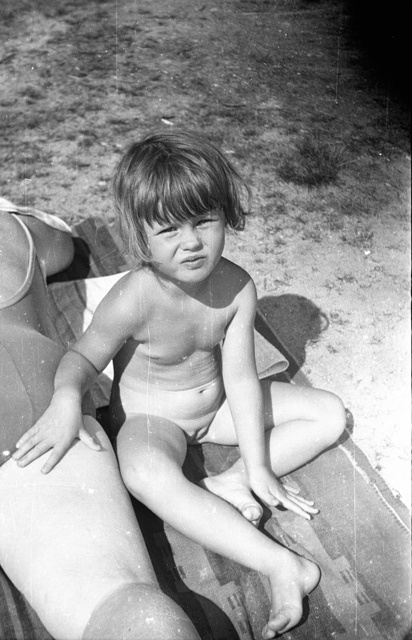 Väike tüdruk rannas