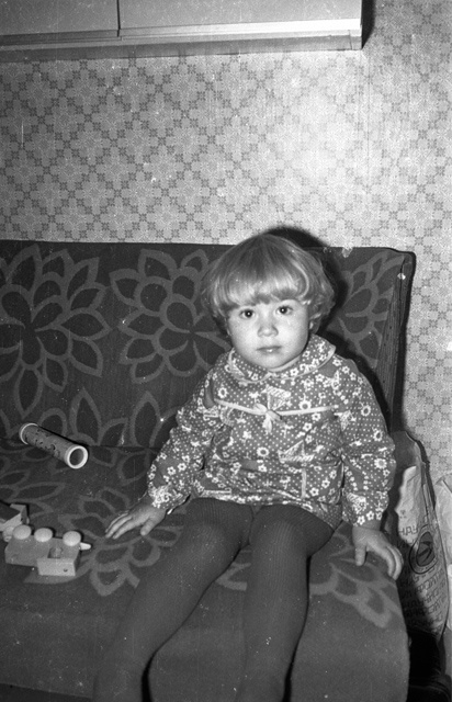 Väike tüdruk diivanil