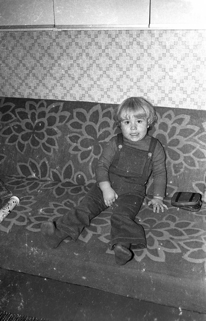 Väike laps diivanil