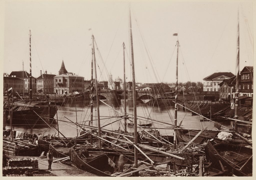 Lodjad on the shore of Emajõe, backyard Kivisild