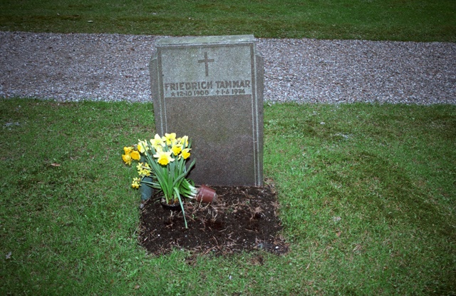 Eestlase haud Metsakalmistul, Skogskyrkogården