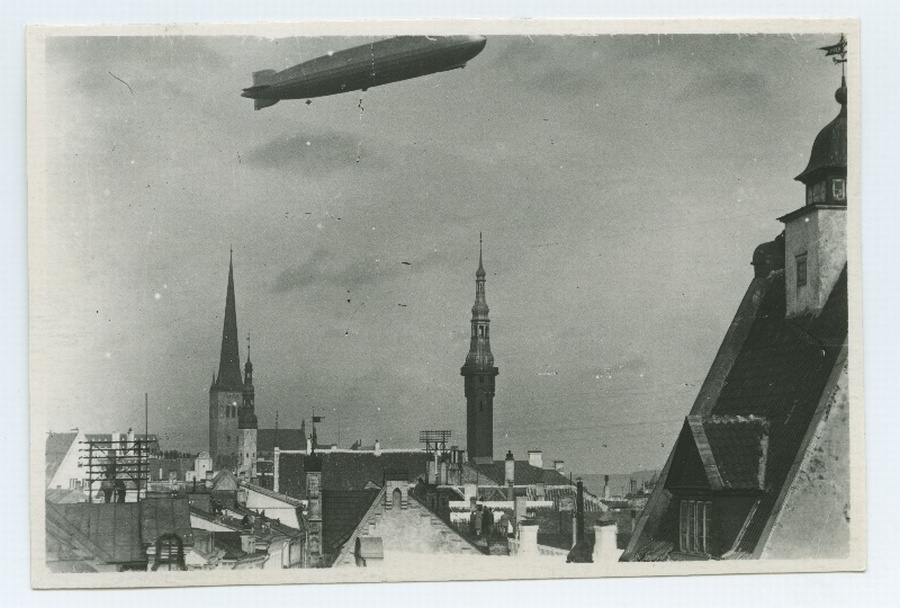 Tallinn, a view of the stories, a céel between the church of Olevis and the towers of the Raekoja.