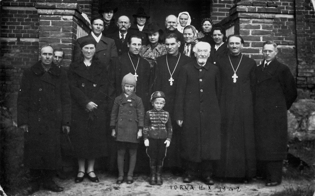 Grupp vaimulikke ja koguduse liikmeid Tõrva apostliku õigeusulise kiriku ees