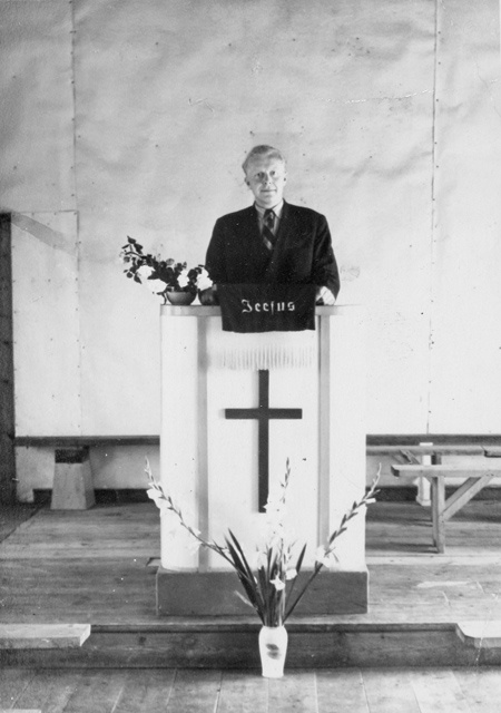 Puka metodisti kirik, kirikuõpetaja jumalateenistusel