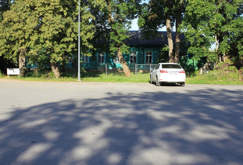 Haljasala ja purskkaev Keila jaama juures rephoto