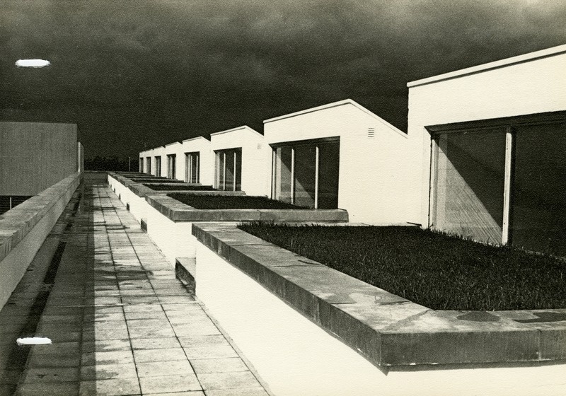 Pärnu KEK: administratiivkompleks Savi tänaval piki Ehitajate teed. Vaade katuselt piki tõstetud tänavat. Arhitekt Andres Ringo