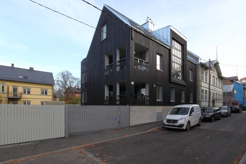 Põletatud fassaadiga korterelamu Tallinnas Suur-Laagri 12, arhitektuuribüroo Eek & Mutso