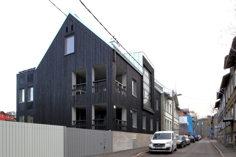 Põletatud fassaadiga korterelamu Tallinnas Suur-Laagri 12, arhitektuuribüroo Eek & Mutso