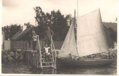 Photo. Sailing on the boat bridge, children and dog. 1911. Album Hm 8466:1. Belonged to Captain Harald Dampff.  duplicate photo