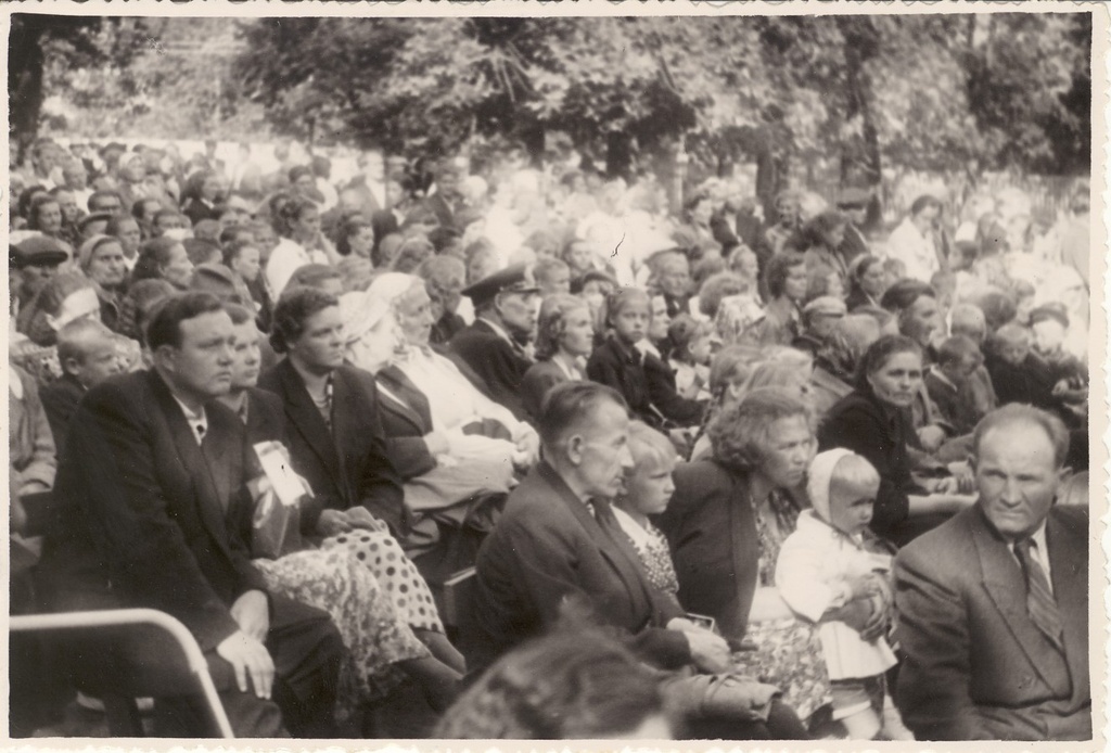 Valga raj. laulupäeval pealtvaatajad esinejaid vaatamas