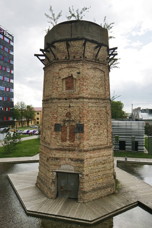 Ülemiste City, endine Dvigateli tehas: varemeis veetorn