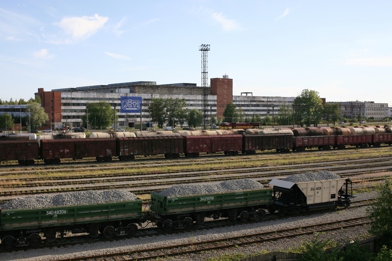 Jeti jäähall, endine Dvigateli tehas. Vaade üle raudtee, esiplaanil kaubarongid