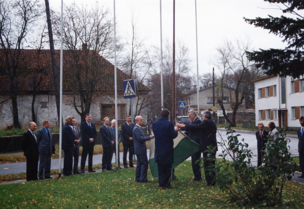 Casting the flag of the western Viru County